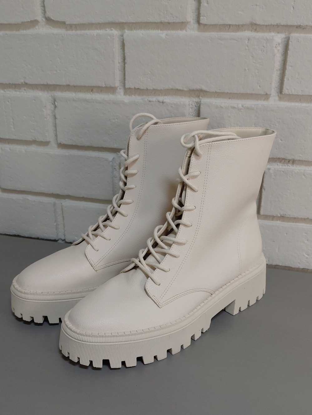 Arezzo Cream Lace-Up Lug Sole Boots. Size 10B NWOT